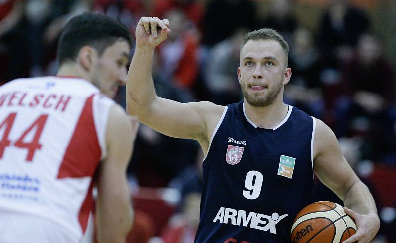 Basketbalové utkání Kooperativy NBL mezi BK JIP Pardubice (v bíločerném) a BK ARMEX Děčín (v modrém) v pardubické hale na Dašické.