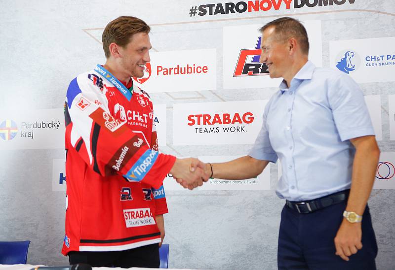 Hokejový klub HC Dynamo Pardubice představil novou posilu - útočníka Adama Musila.