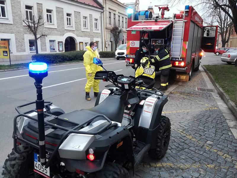 V Chrudimi frekventovaná místa dezinfikují hasiči.