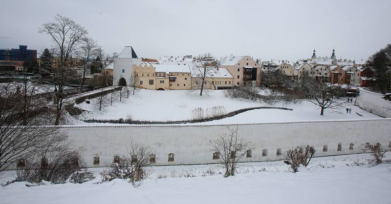 Pohled ze zámeckých valů. Krásné výhledy na zámek i na město.