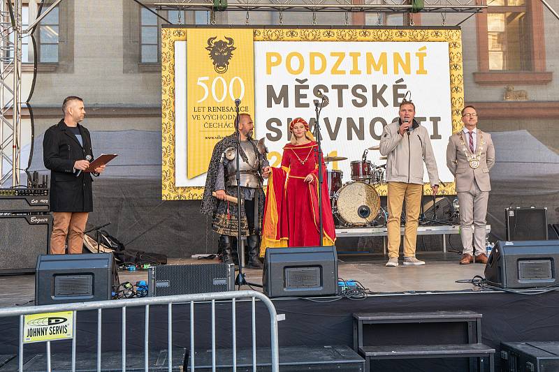 V pátek na Pernštýnské náměstí dorazil Vilém z Pernštejna se svou chotí Johankou. Centrum města ožilo renesancí. Pro návštěvníky je po celý víkend připraven bohatý doprovodný program.