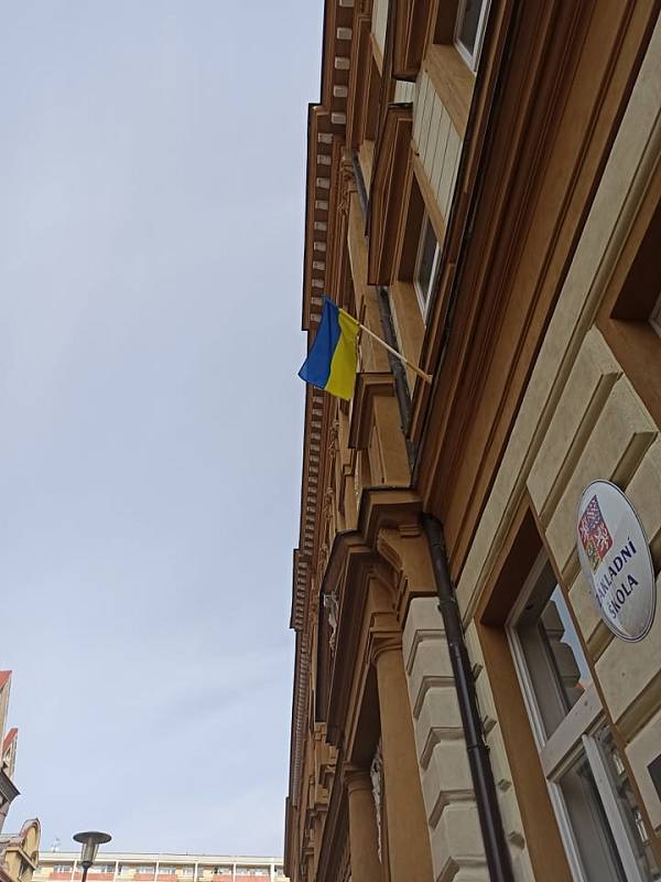 Ukrajinská vlajka na ZŠ Štefánikova v Pardubicích