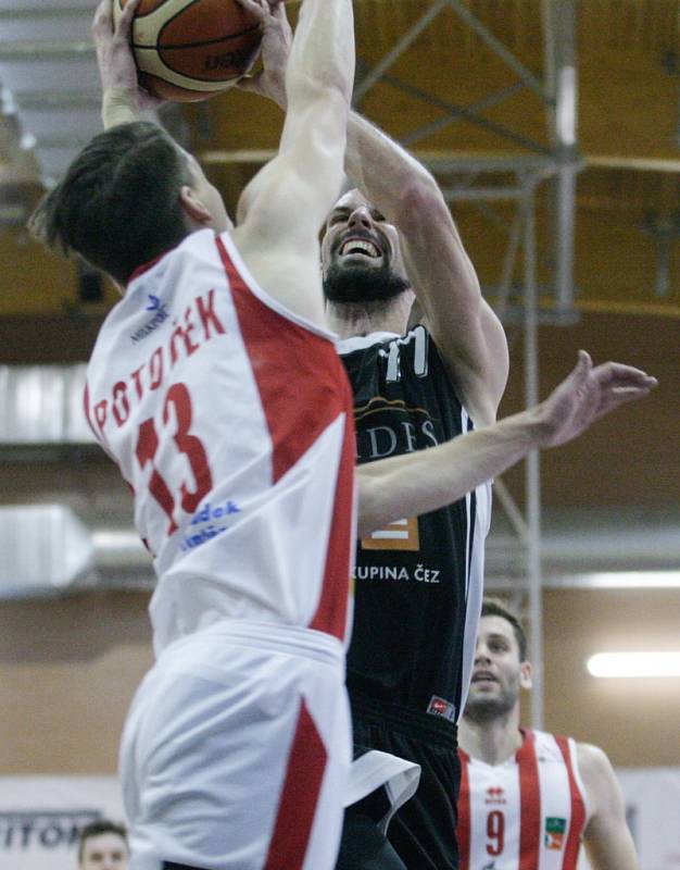 Basketbalové utkání Pardubice - Nymburk (73:69).