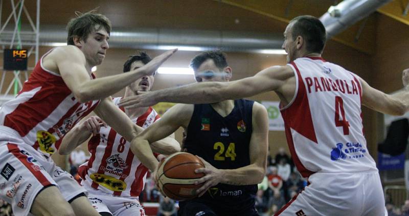 Z basketbalového duelu Pardubice - Opava (93:92).