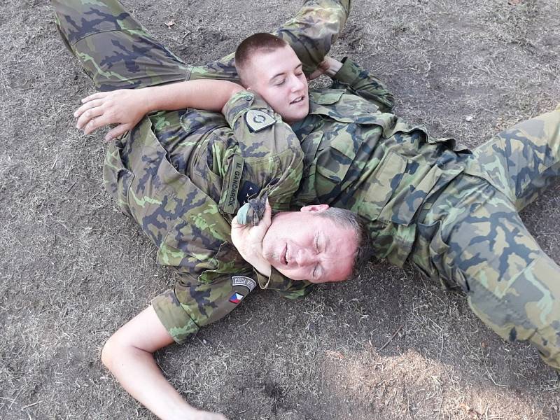 Výuka bojového umění krav-maga u 14. pluku logistické podpory v Pardubicích.