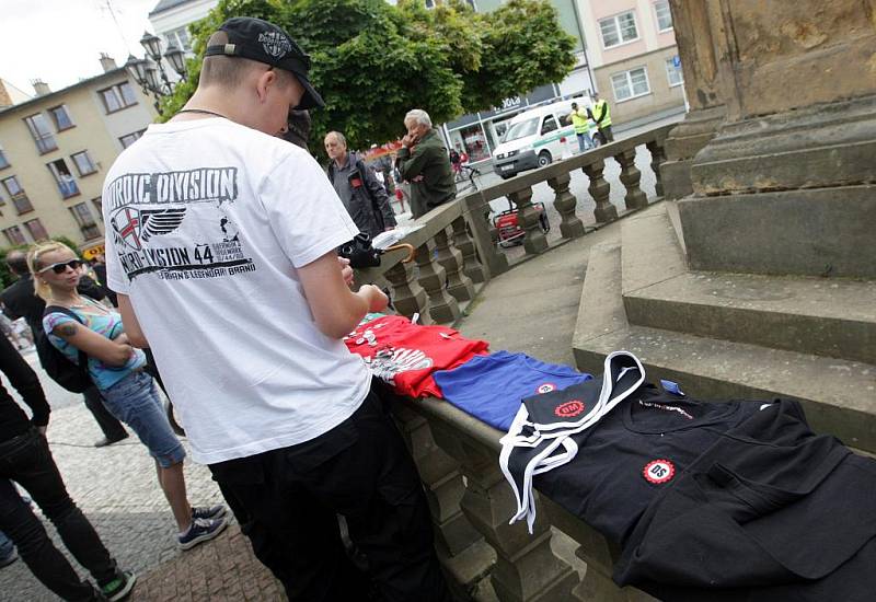 K dostání byla trička s logem zakázané Dělnické strany. Majitele "Dělnického butiku" si odvezla policie.