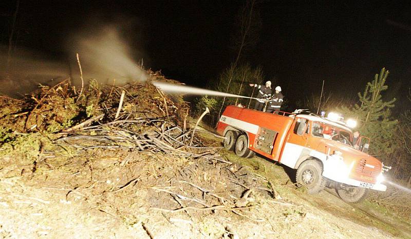 Hasiči u Turkovic likvidovali požár v lese - pravděpodobně další čin žháře.