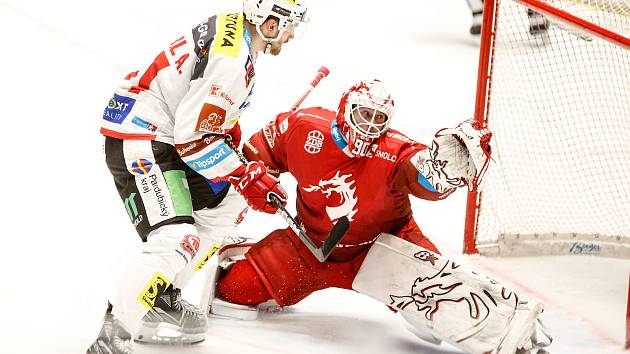 Pardubičtí hokejisté ve druhém semifinálovém zápase recept na Ondřeje Kacetla nenašli.