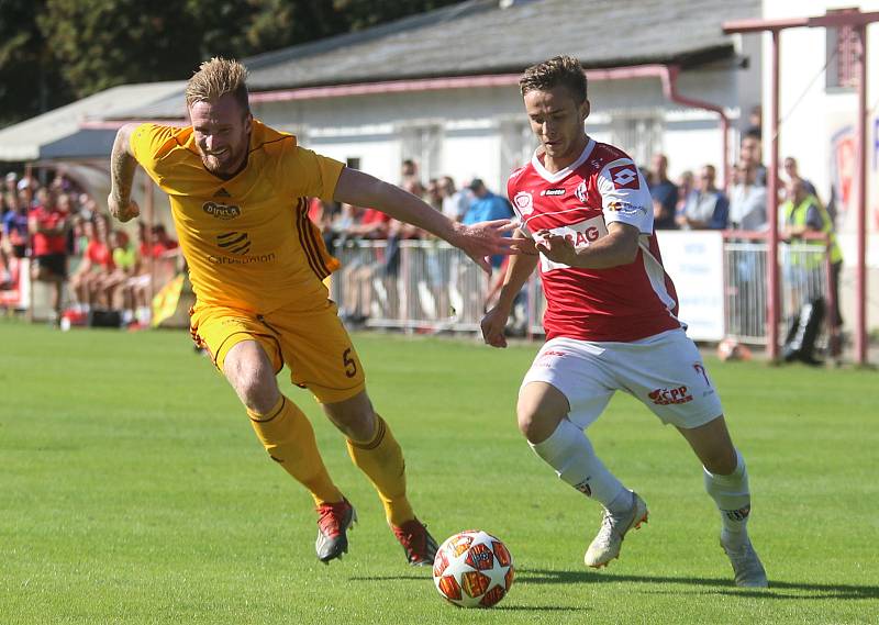 Utkání Fobalové národní ligy mezi FK Pardubice (ve červenobílém) a FK Dukla Praha ( ve žlutém ) na hřišti pod Vinicí v Pardubicích.