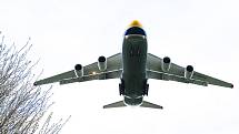 Na pardubickém letišti přistál další nákladní speciál Antonov An-124-100M Ruslan s nákladem zdravotnického materiálu a ochranných prostředků, 31.3.