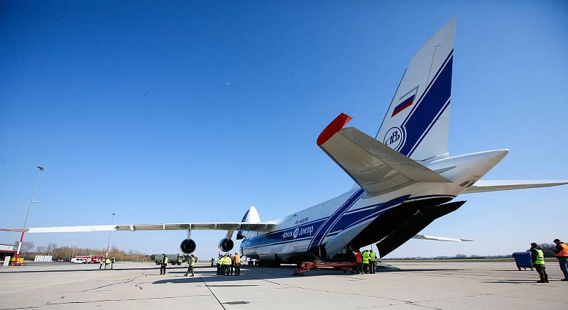 Na pardubickém letišti 1.4. přistál čtvrtý nákladní speciál Antonov An-124-100M Ruslan s dalším nákladem  zdravotnického materiálu a ochranných prostředků.