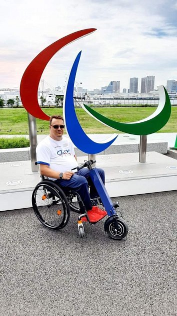 Michal Enge v místě dějiště paralympiády