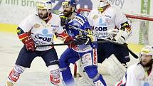 Šesté finalové utkání play off Tisport extraligy v ledním hokeji mezi HC ČSOB Pojišťona (v bílém) a HC Kometa Brno (v modrobílém) v brňenské Kajot Areně.