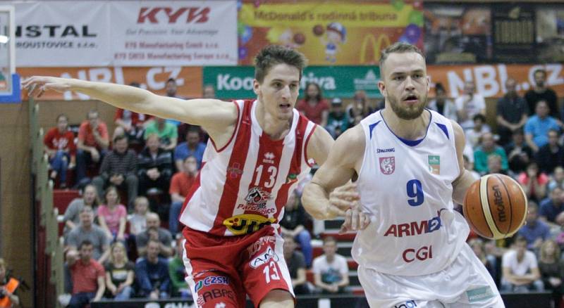 2. semifinále basketbalové Kooperativa NBL mezi BK JIP Pardubice (v bíločerném) a BK Armax Děčín (v černém).