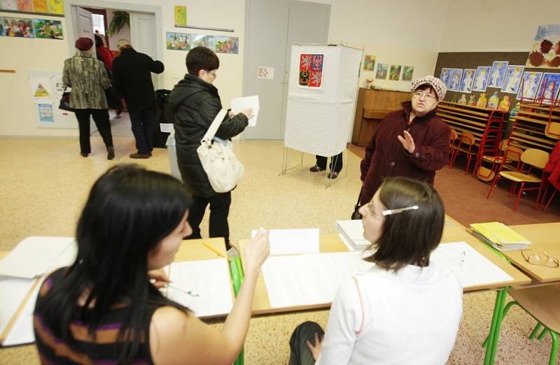 První voliči v Pardubicích na ZŠ Bratranců Veverků