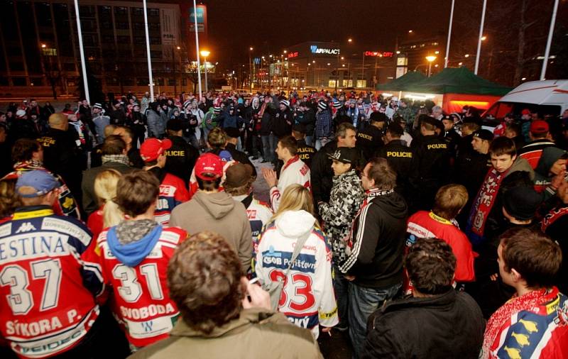 Rivalita Pardubice - Hradec se před ČEZ Arenou projevila naštěstí jen pokřiky přes policejní kordon.