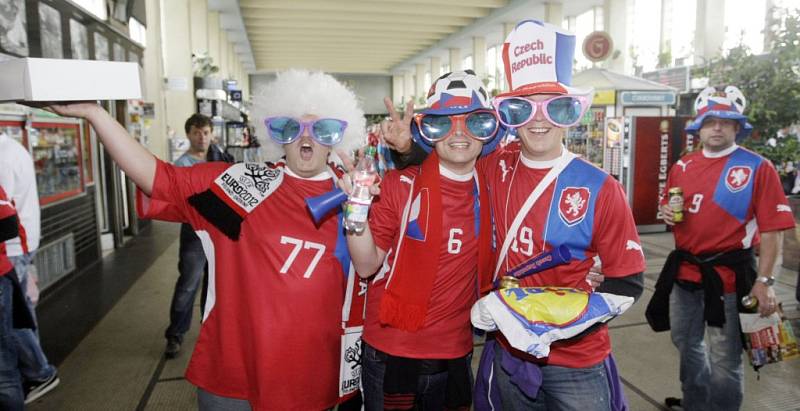 Národní barvy zářily rovněž na pardubickém vlakovém nádraží, kde se doslova na „křížovou výpravu“ chystaly desítky fanoušků českého fotbalu. 