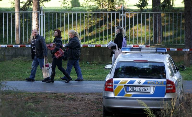 Kvůli Velké pardubické jsou kolem dostihového závodiště zesílené policejní hlídky