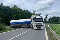 Nehoda kamionu zablokovala silnici u Holic.