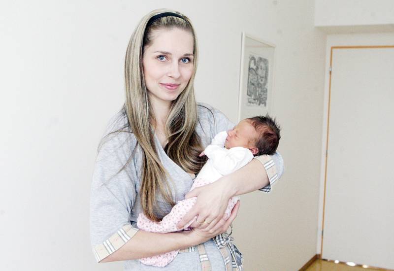 ELIŠKA HORÁKOVÁ se narodila 16. dubna v 18 hodin a 56 minut. Měřila 49 centimetrů a vážila 3010 gramů. Maminku Janu u porodu podpořil tatínek Ladislav a doma v Pardubicích na ně čeká dvouletý Láďa.