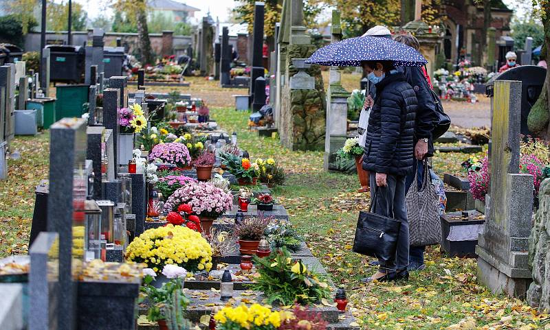 Památka zesnulých či lidově Dušičky na pardubickém Centrálním hřbitově v době Koronovirové epidemie.