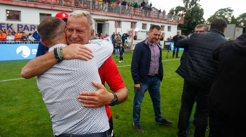 Oslavy titulu mistra Fobalové národní ligy týmu FK Pardubice na hřišti pod Vinicí v Pardubicích.