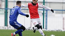 Přípravné utkání Fortuna národní ligy mezi FK Pardubice (v červenobílém) a FK Mladá Boleslav U21  (v modrém) na hřišti v Ohrazenicích v Pardubicích