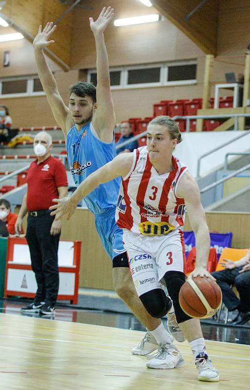 Basketbalové utkání Kooperativy NBL mezi BK JIP Pardubice (v bíločerném) a BK Olomoucko (v modrém) v pardubické hale na Dašické.