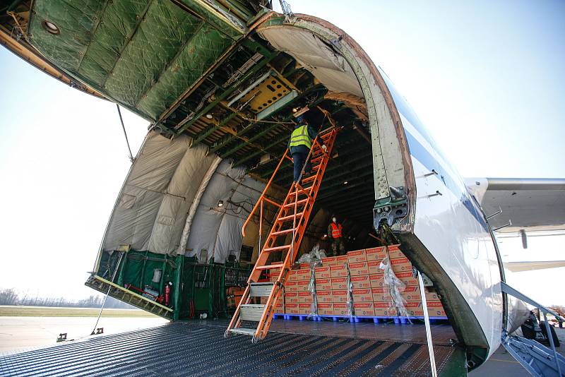 Na pardubickém letišti 1.4. přistál čtvrtý nákladní speciál Antonov An-124-100M Ruslan s dalším nákladem  zdravotnického materiálu a ochranných prostředků.