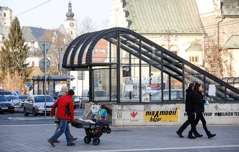 Přístřešk nad bývalém podchodu pod silnicí na náměstí Republiky.