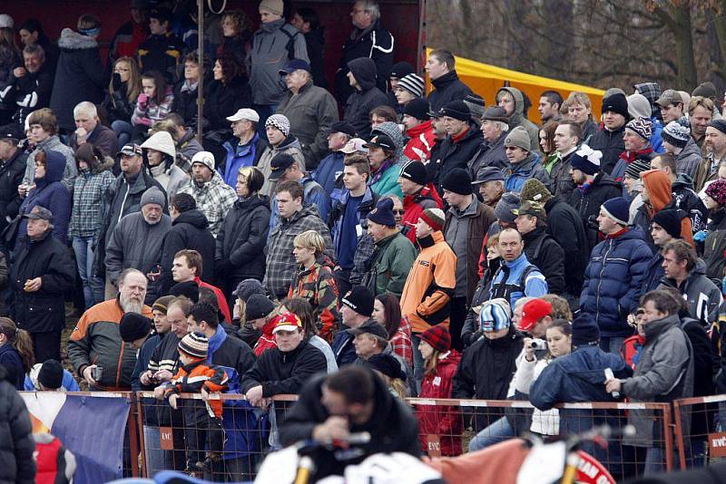 Příznivci ledové ploché dráhy byli jako u vytržení. V sobotu se po bezmála čtyřiceti letech vrátilo na Pardubicko, konkrétně do Mělic, toto atraktivní sportovní odvětví. 