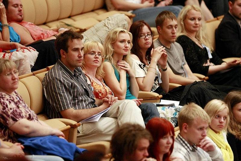 O ZAHÁJENÍ Mezinárodního festivalu a soutěže pěveckých sborů Bohuslava Martinů se postarala Komorní filharmonie Pardubice s Pěveckým sborem Masarykovy univerzity Brno.