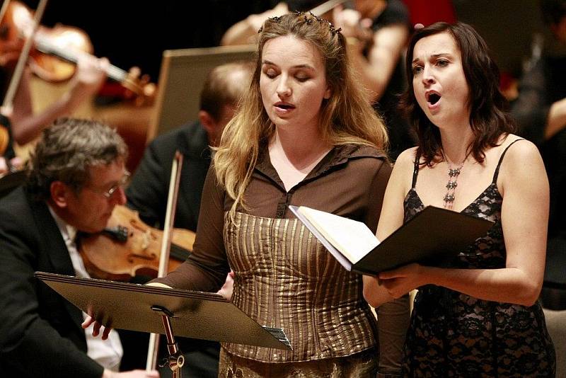 O ZAHÁJENÍ Mezinárodního festivalu a soutěže pěveckých sborů Bohuslava Martinů se postarala Komorní filharmonie Pardubice s Pěveckým sborem Masarykovy univerzity Brno.