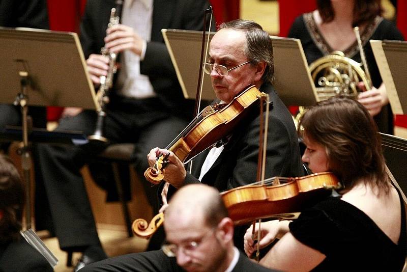 O ZAHÁJENÍ Mezinárodního festivalu a soutěže pěveckých sborů Bohuslava Martinů se postarala Komorní filharmonie Pardubice s Pěveckým sborem Masarykovy univerzity Brno.