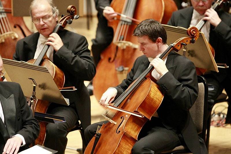 O ZAHÁJENÍ Mezinárodního festivalu a soutěže pěveckých sborů Bohuslava Martinů se postarala Komorní filharmonie Pardubice s Pěveckým sborem Masarykovy univerzity Brno.