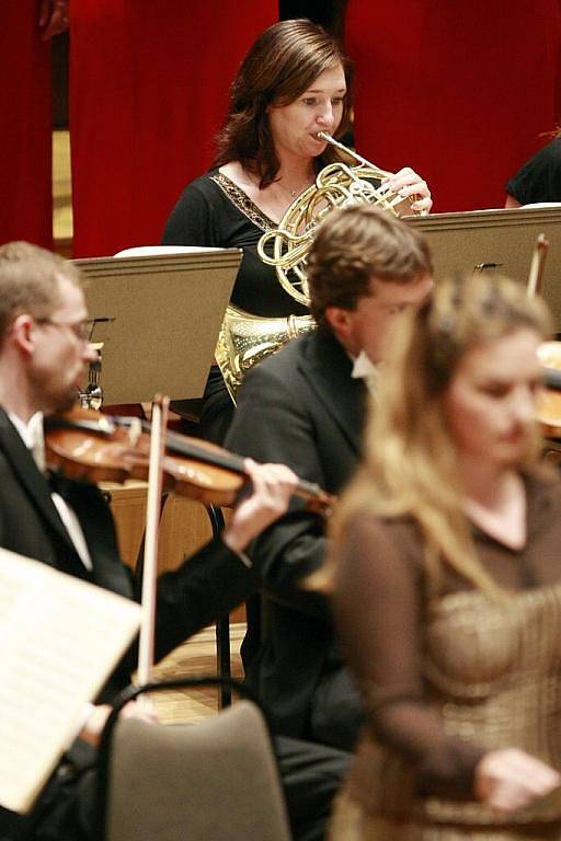 O ZAHÁJENÍ Mezinárodního festivalu a soutěže pěveckých sborů Bohuslava Martinů se postarala Komorní filharmonie Pardubice s Pěveckým sborem Masarykovy univerzity Brno.