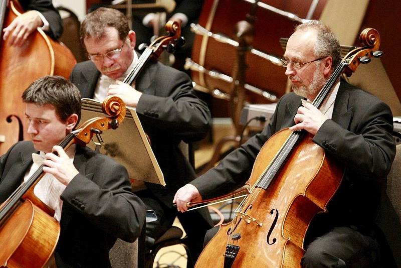 O ZAHÁJENÍ Mezinárodního festivalu a soutěže pěveckých sborů Bohuslava Martinů se postarala Komorní filharmonie Pardubice s Pěveckým sborem Masarykovy univerzity Brno.