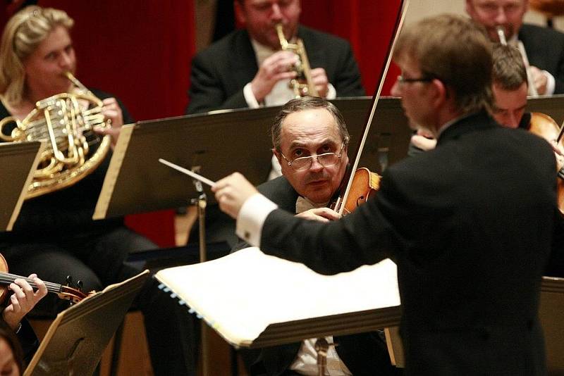 O ZAHÁJENÍ Mezinárodního festivalu a soutěže pěveckých sborů Bohuslava Martinů se postarala Komorní filharmonie Pardubice s Pěveckým sborem Masarykovy univerzity Brno.