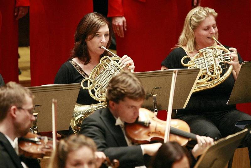 O ZAHÁJENÍ Mezinárodního festivalu a soutěže pěveckých sborů Bohuslava Martinů se postarala Komorní filharmonie Pardubice s Pěveckým sborem Masarykovy univerzity Brno.