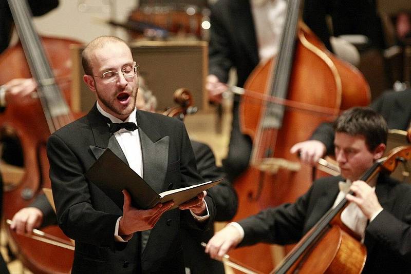 O ZAHÁJENÍ Mezinárodního festivalu a soutěže pěveckých sborů Bohuslava Martinů se postarala Komorní filharmonie Pardubice s Pěveckým sborem Masarykovy univerzity Brno.