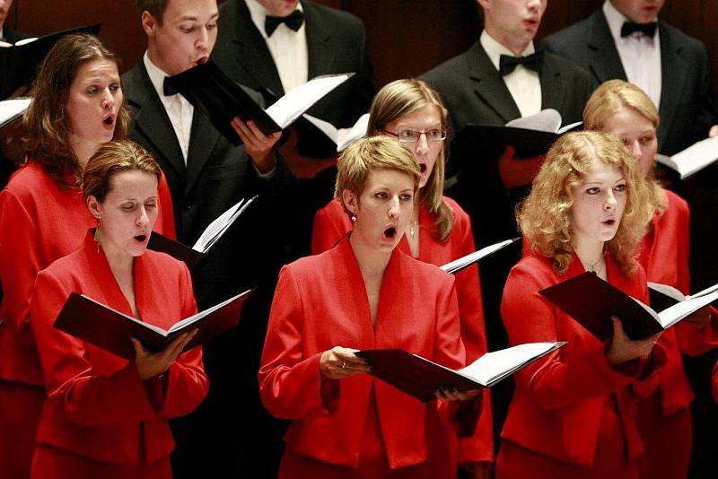 O ZAHÁJENÍ Mezinárodního festivalu a soutěže pěveckých sborů Bohuslava Martinů se postarala Komorní filharmonie Pardubice s Pěveckým sborem Masarykovy univerzity Brno.