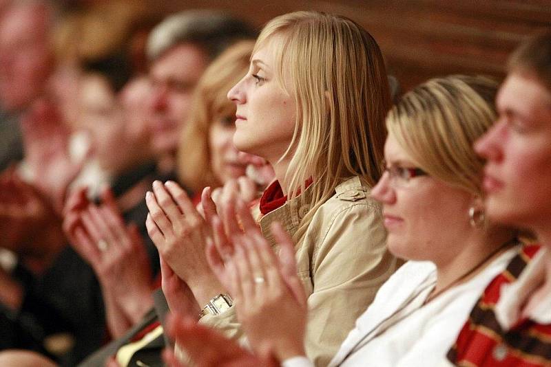 O ZAHÁJENÍ Mezinárodního festivalu a soutěže pěveckých sborů Bohuslava Martinů se postarala Komorní filharmonie Pardubice s Pěveckým sborem Masarykovy univerzity Brno.