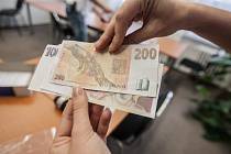 Padělaných bankovek vyrobili dva kamarádi na kopírce za více než 200 000 korun. Kvalita však nebyla nic moc.