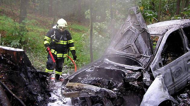 Automobil po nehodě začal hořet