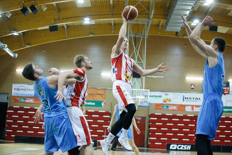 Basketbalové utkání Kooperativy NBL mezi BK JIP Pardubice (v bíločerném) a BK Olomoucko (v modrém) v pardubické hale na Dašické.