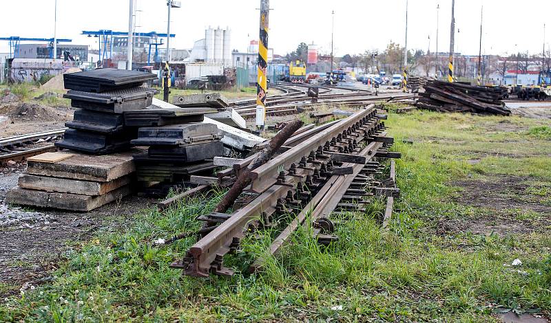 Průběh modernizace trati a perónů na Hlavním pardubickém vlakovém nádraží.