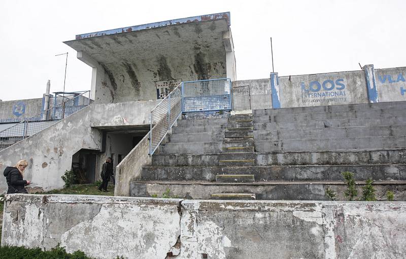 Letní stadion v centru Pardubic je v dezolátním stavu. Oprava může stát až přes půl miliardy korun.