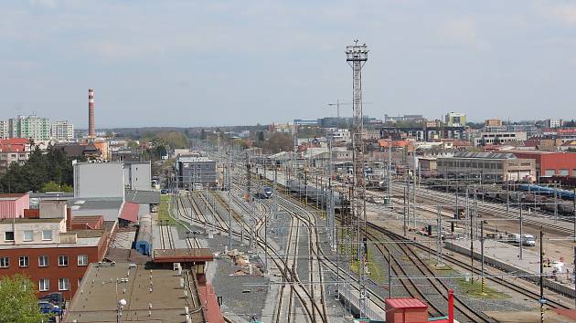 Modernizace pardubického uzlu běží na plné obrátky, finišují práce ve výškové budově.