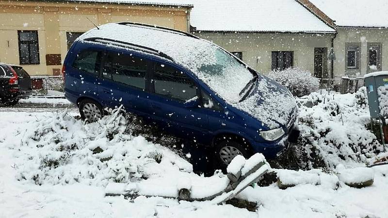 Sněžení zaskočilo řidiče na Svitavsku a Orlickoústecku. Tam koncem listopadu v kopcích uvízly kamiony a policisté řešily několik dopravních nehod, včetně nehody autobusu. Jedna z kolizí skončila tragicky