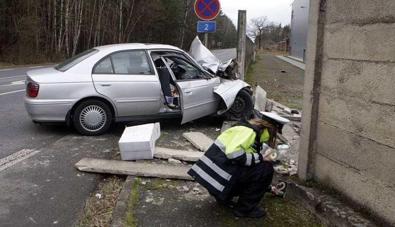 Nehoda u Opočínku. Automobil prorazi betonovou zeď.